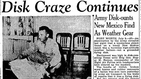 Wir sehen einen Zeitungsauschnitt, auf dem ein Foto des Geheimdienstoffiziers Jesse Marcel abgedruckt ist. Wir sehen einen Zeitungsauschnitt, auf dem ein Foto des Geheimdienstoffiziers Jesse Marcel abgedruckt ist.