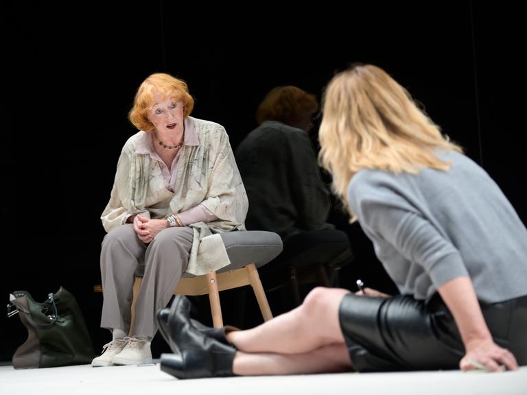 Ilse Ritter an der Berliner Schaubühne im Stück „Yerma“ (im Vordergrund Caroline Peters).