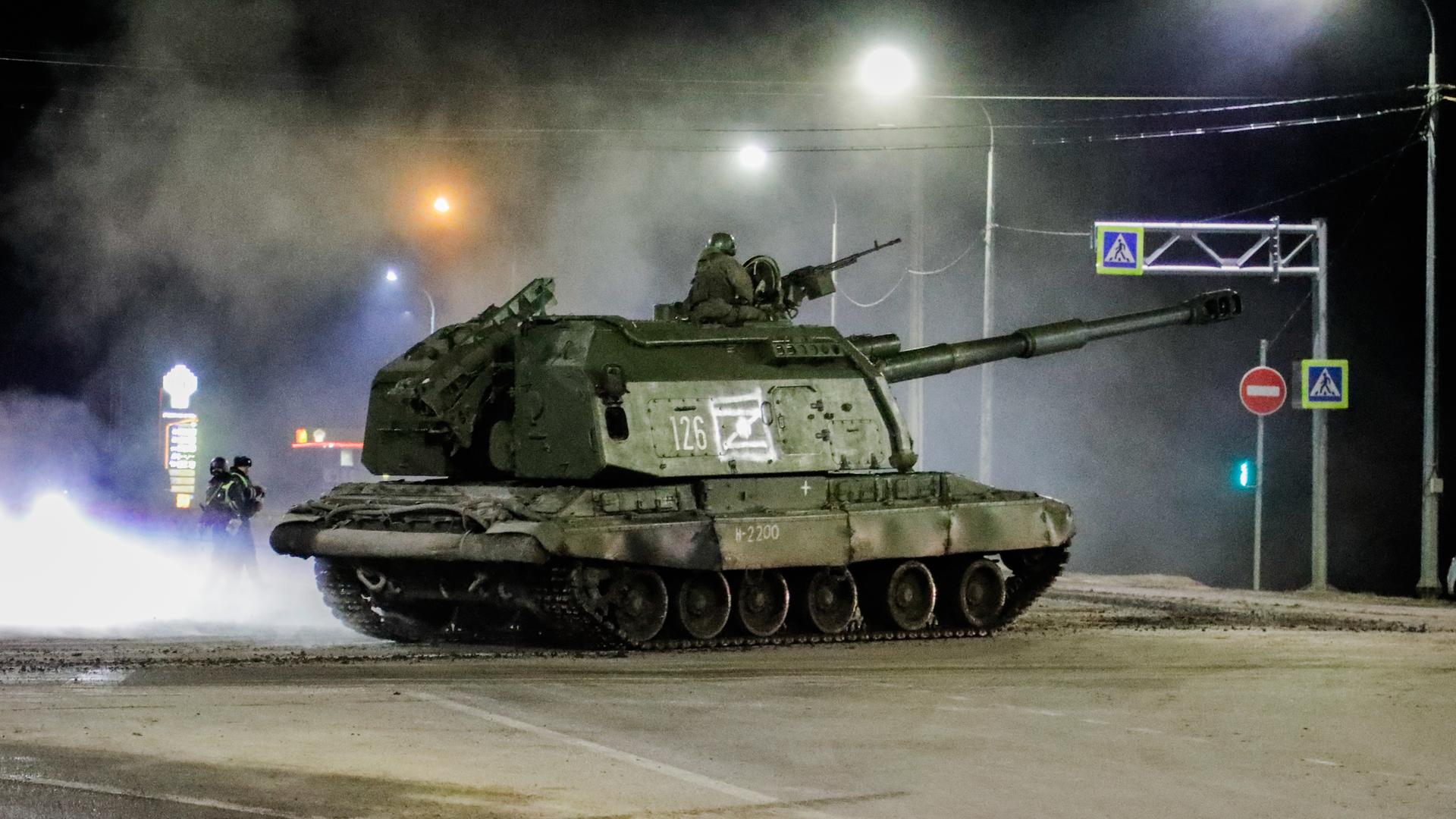 Ein russischer Panzer steht auf einer Straße.