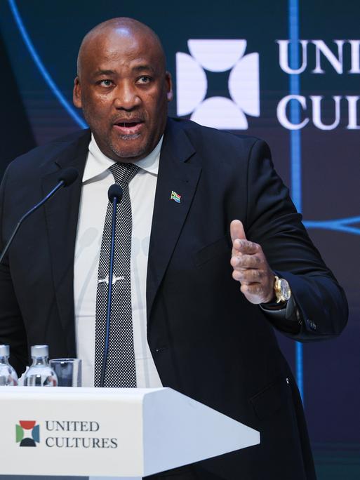 Gayton McKenzie, Minister für Sport, Kunst und Kultur Südafrikas, spricht während der Abschlusssitzung des Internationalen Forums der Vereinten Kulturen 2025 in St. Petersburg.