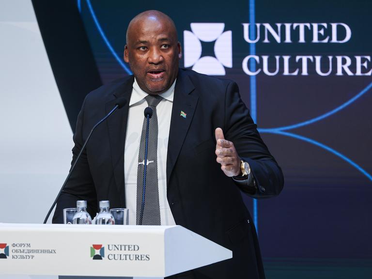Gayton McKenzie, Minister für Sport, Kunst und Kultur Südafrikas, spricht während der Abschlusssitzung des Internationalen Forums der Vereinten Kulturen 2025 in St. Petersburg.