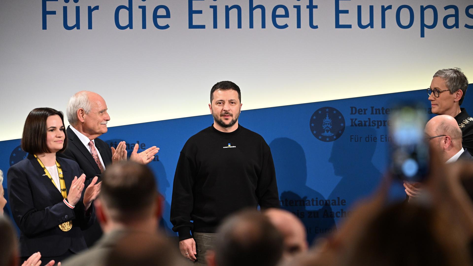 Der ukrainische Präsident Wolodymyr Selenskyj bei seiner Ankunft im Aachener Rathaus. Er erhält Applaus.