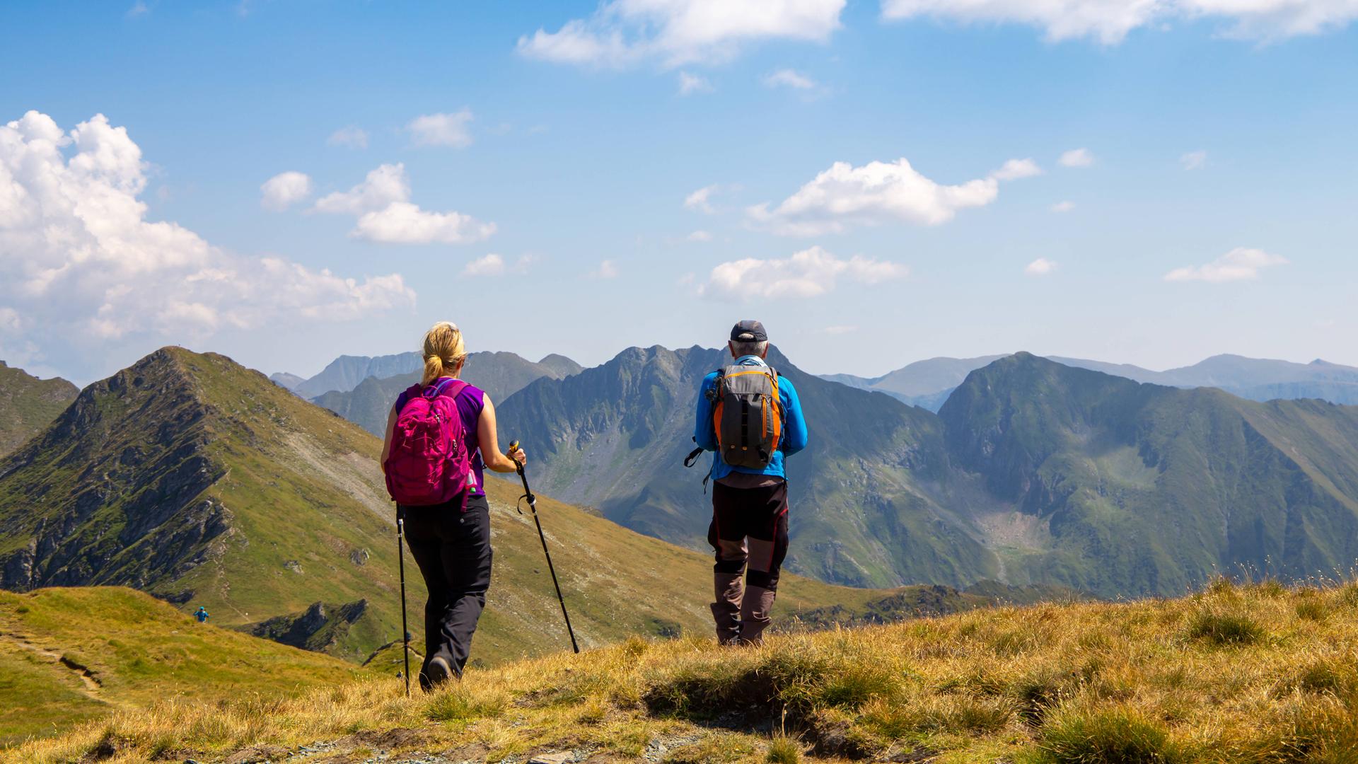 Zwei Wanderer im Fogarascher Gebirge in Rumänien. 