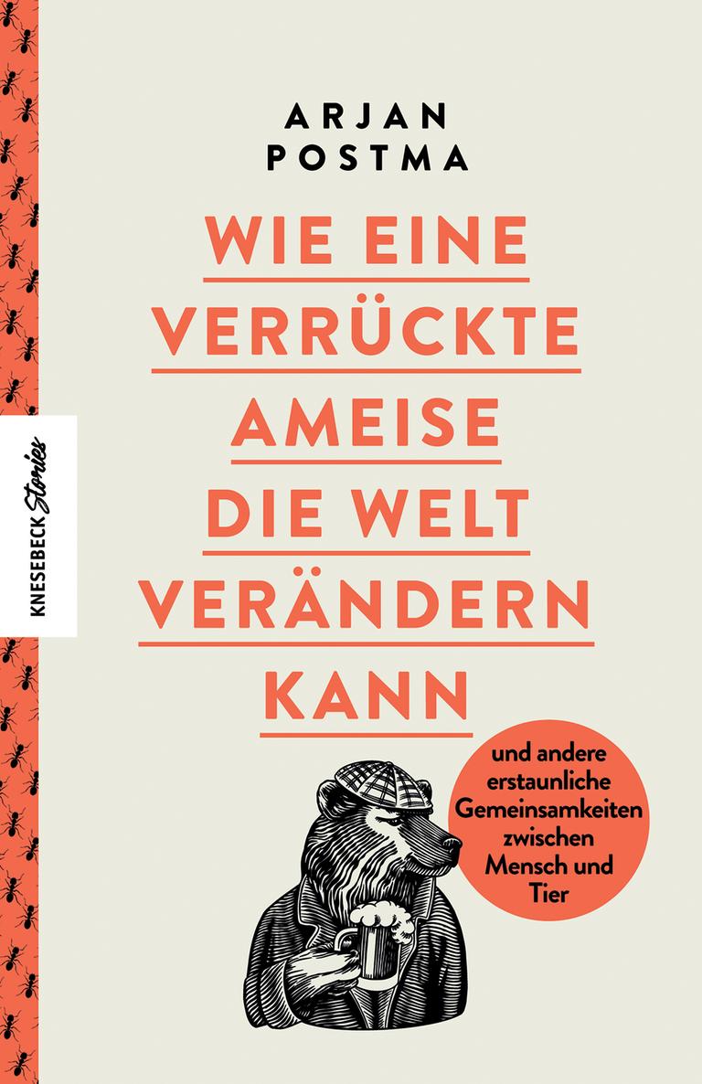 Das Cover des Buches von Arjan Postma, „Wie eine verrückte Ameise die Welt verändern kann". Das Cover zeigt unterhalb des Autorennamens den Titel und darunter die Zeichnung eines Bären, der einen Bierkrug in der Hand hält.