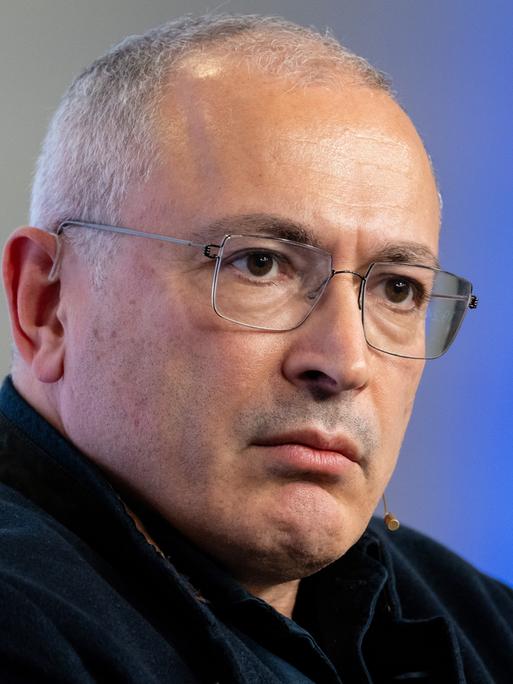 Der russische Regimekritiker Michail Chodorkowski schaut bei der Münchner Sicherheitskonferenz ernst zur Seit
