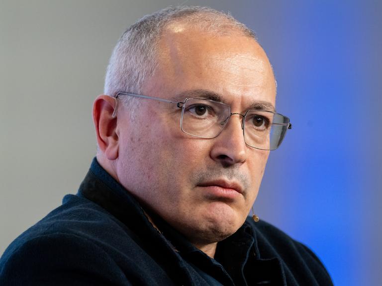 Der russische Regimekritiker Michail Chodorkowski schaut bei der Münchner Sicherheitskonferenz ernst zur Seit