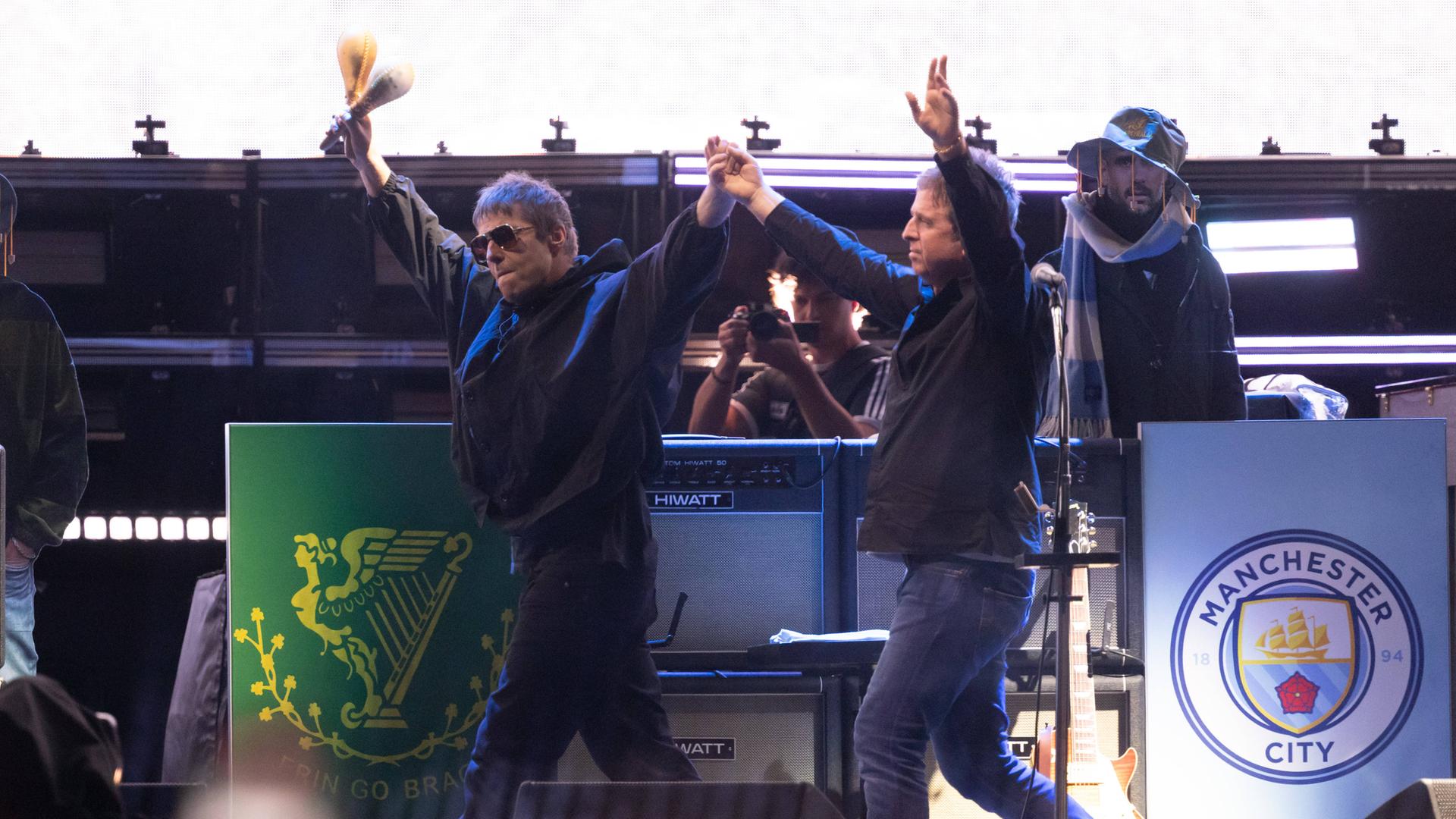 Liam und Noel Gallagher von der britischen Band Oasis betreten gemeinsam die Bühne für einen Auftritt im Rahmen ihrer weltweiten „Live 25“-Tour in Sydney, Australien. Liam und Noel Gallagher von der britischen Band Oasis betreten gemeinsam die Bühne für einen Auftritt im Rahmen ihrer weltweiten „Live 25“-Tour in Sydney, Australien.