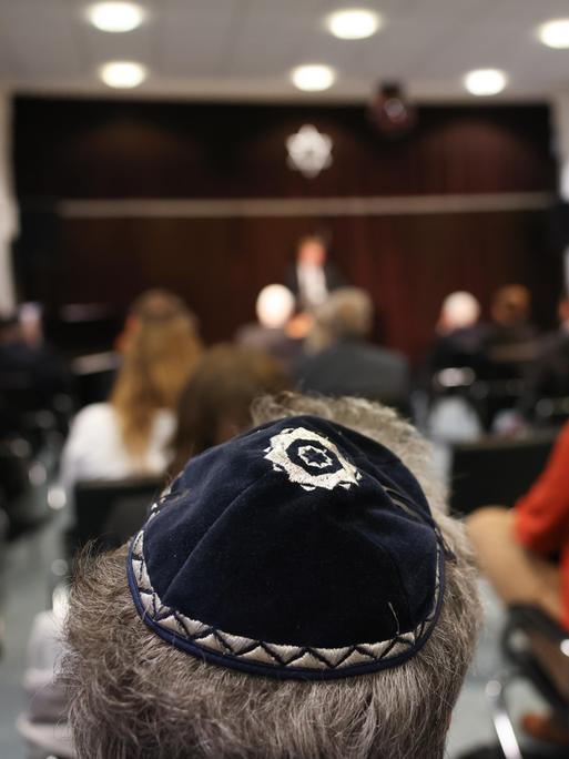 Ein Mann mit Kippa verfolgt die Rede von Daniel Günther (CDU), Ministerpräsident Schleswig-Holstein, bei einem Festakt in der jüdischen Gemeinde Schleswig-Holstein zu "1700 Jahre jüdisches Leben in Deutschland.