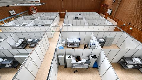 Baden-Württemberg, Friedrichshafen Am Bodensee: Flüchtlinge sind in einer Notunterkunft in einer Sporthalle untergebracht.