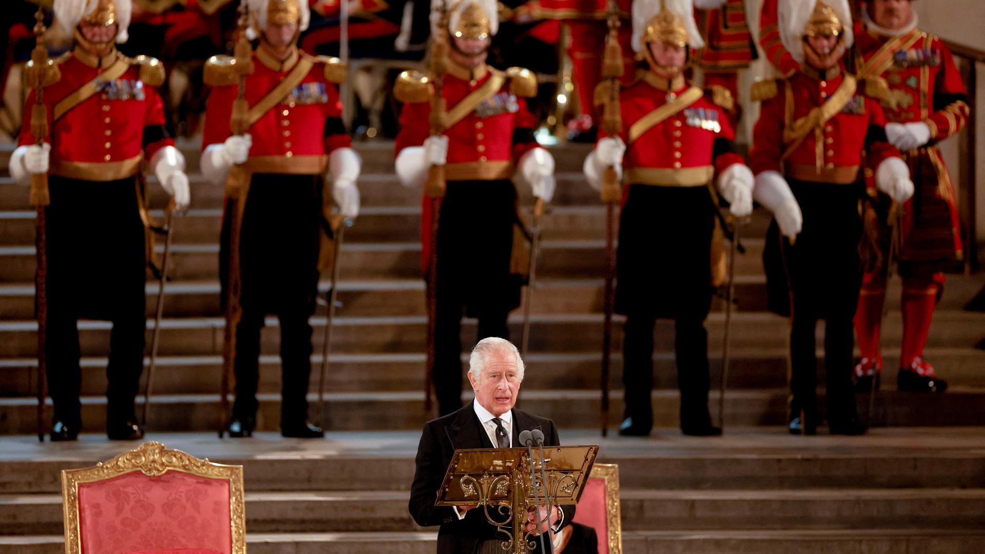 Großbritannien, London: König Charles III. hält in der Westminster Hall, im Rahmen einer feierlichen Zeremonie zur Beileidsbekundung beider Kammern des britischen Parlaments eine Rede. Großbritannien, London: König Charles III. hält in der Westminster Hall, im Rahmen einer feierlichen Zeremonie zur Beileidsbekundung beider Kammern des britischen Parlaments eine Rede.