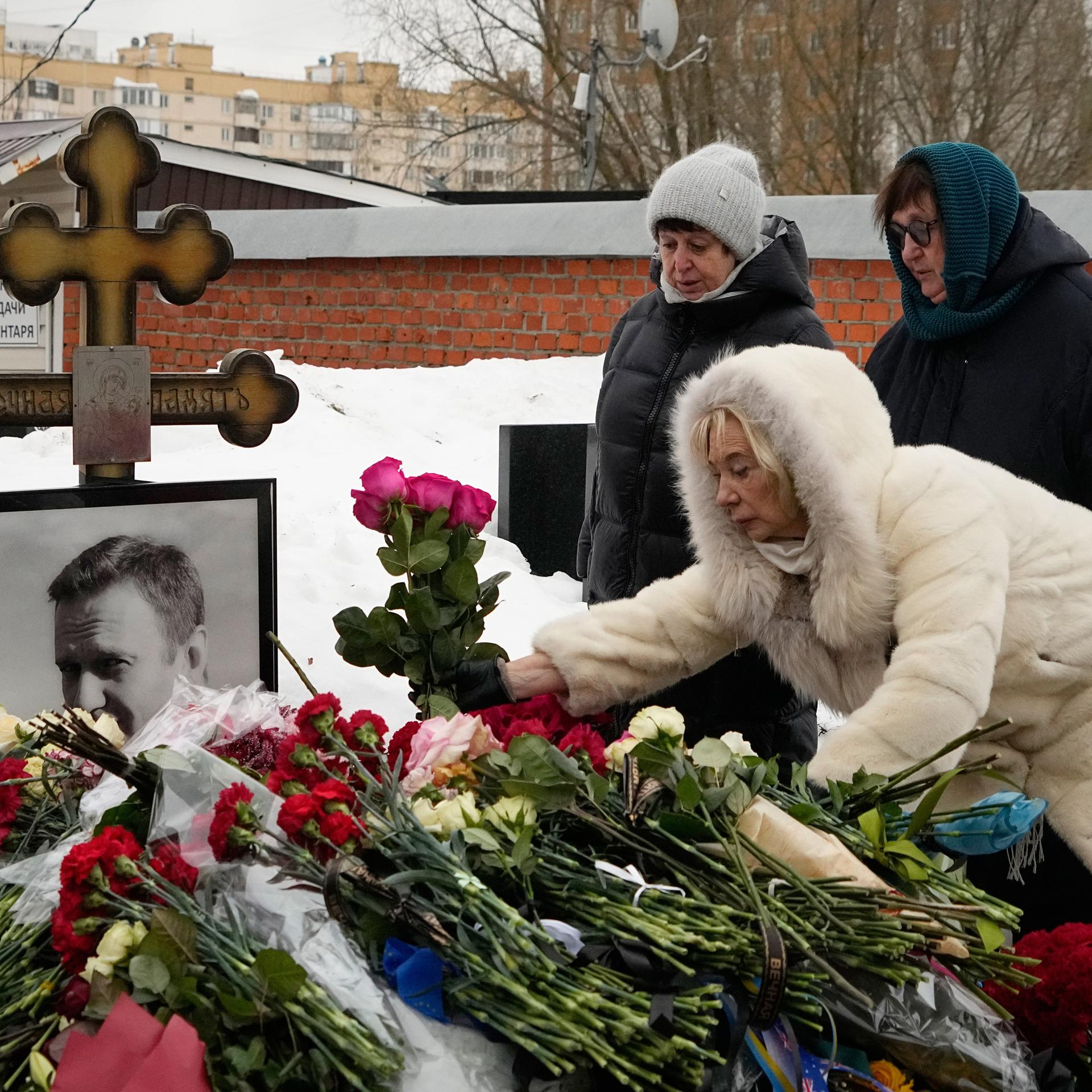 Moskau: Die Mutter des verstorbenen russischen Oppositionsführers Alexej Nawalny, Ljudmila Nawalnaja (r), und seine Schwiegermutter Alla Abrosimowa (M) legen zwei Jahre nach seinem Tod Blumen an seinem Grab auf dem Borisowskoje-Friedhof nieder.