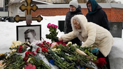 Moskau: Die Mutter des verstorbenen russischen Oppositionsführers Alexej Nawalny, Ljudmila Nawalnaja (r), und seine Schwiegermutter Alla Abrosimowa (M) legen zwei Jahre nach seinem Tod Blumen an seinem Grab auf dem Borisowskoje-Friedhof nieder.