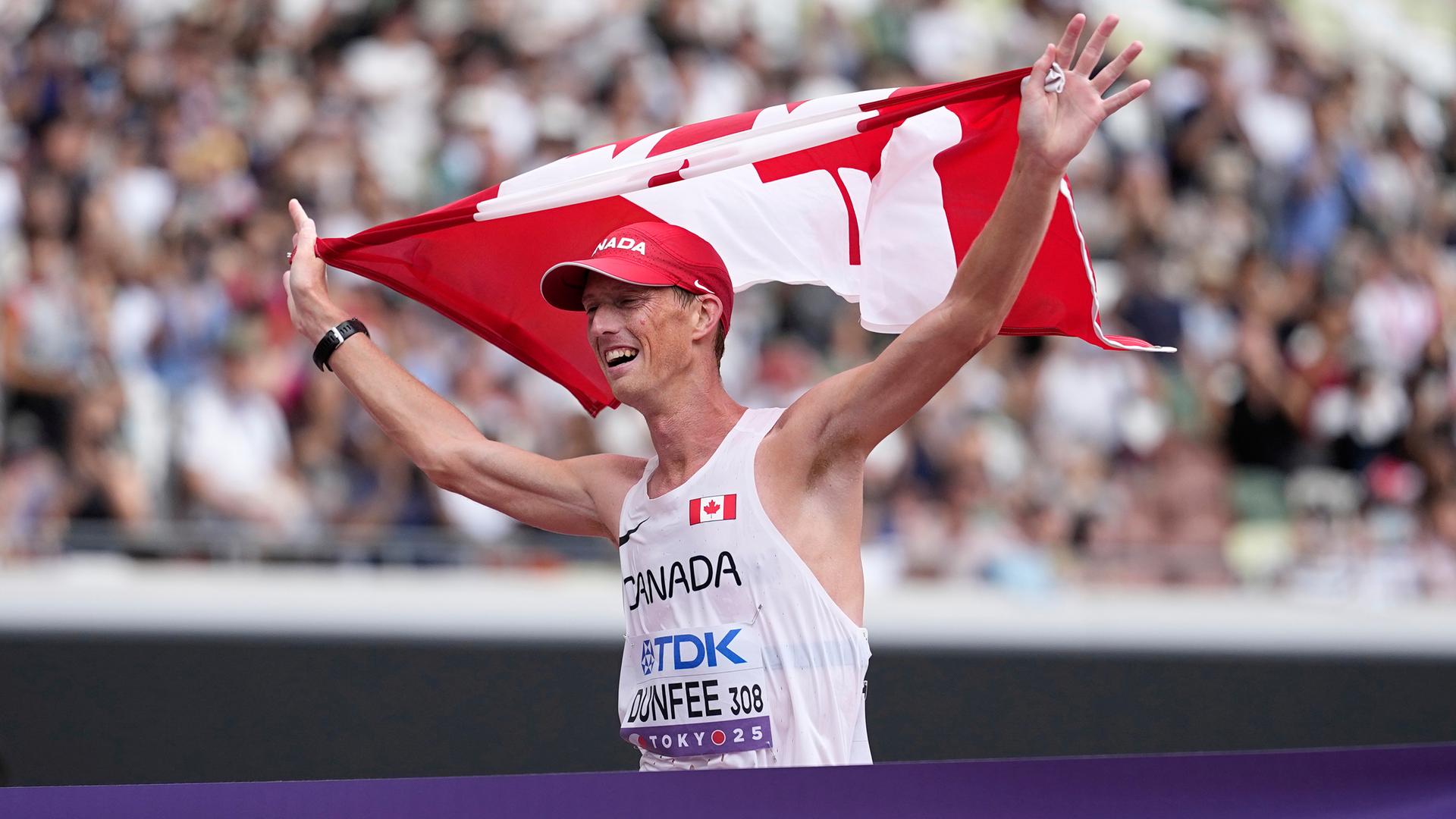 Das Foto zeigt Evan Dunfee (Kanada) bei der Ankunft im Ziel über 35 Kilometer Gehen.