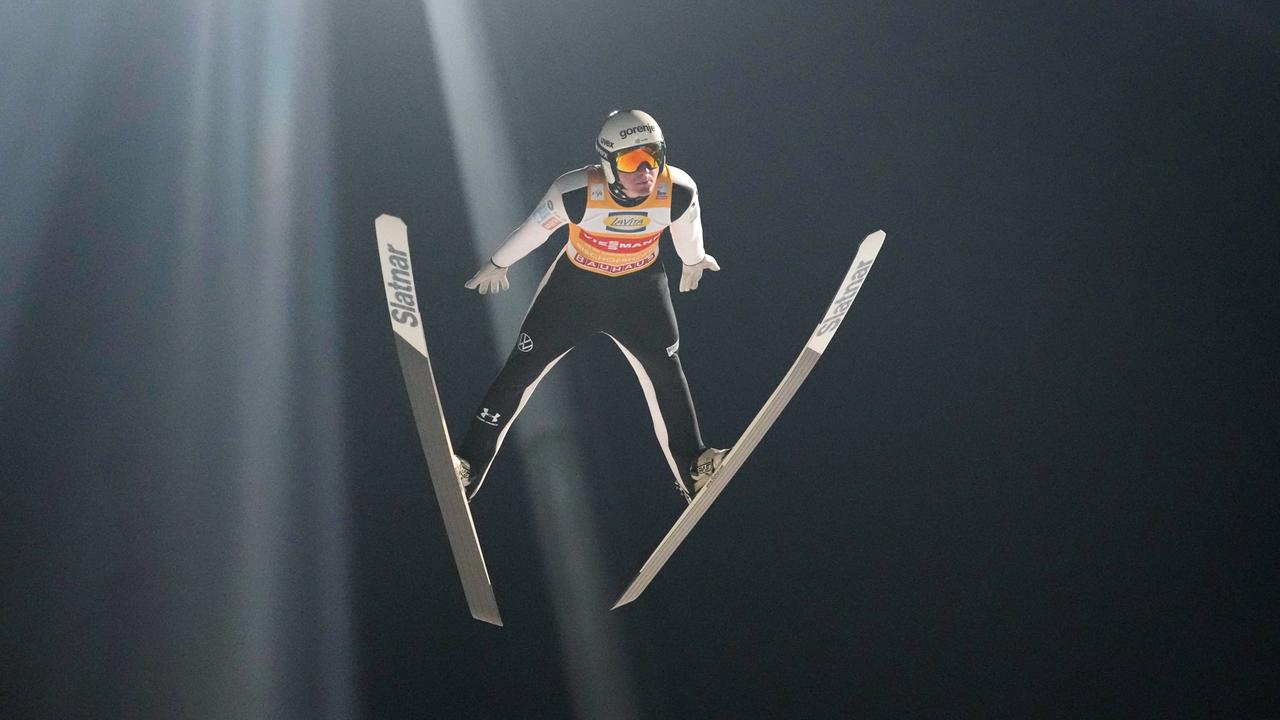 Skispringer Domen Prevc in der Luft.