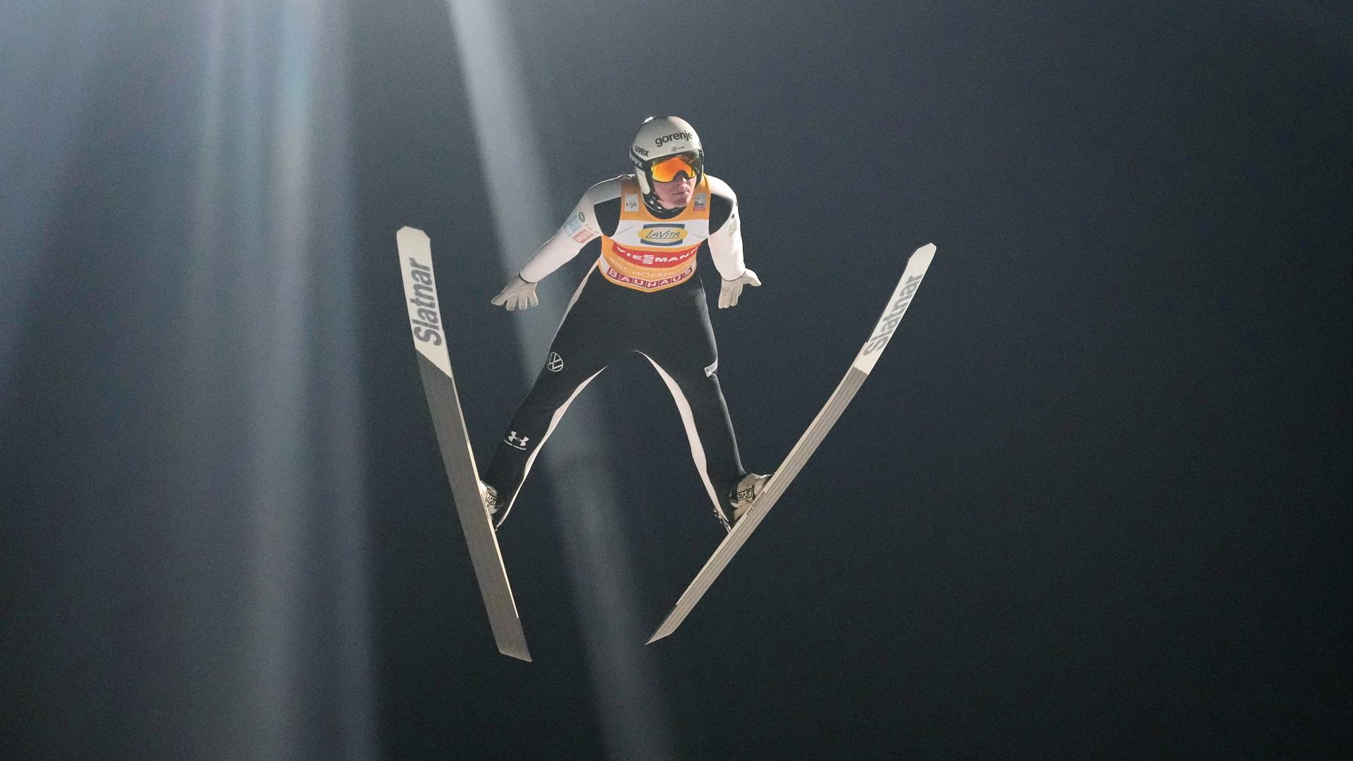 Skispringer Domen Prevc in der Luft.