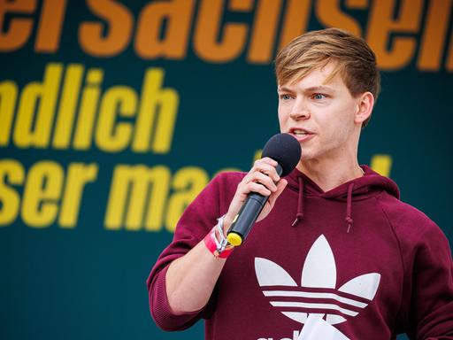 Timon Dzienus, Bundessprecher der Grünen Jugend, redet auf einer Bühne während einer Wahlkampfveranstaltung der Grünen zur Landtagswahl Niedersachsen