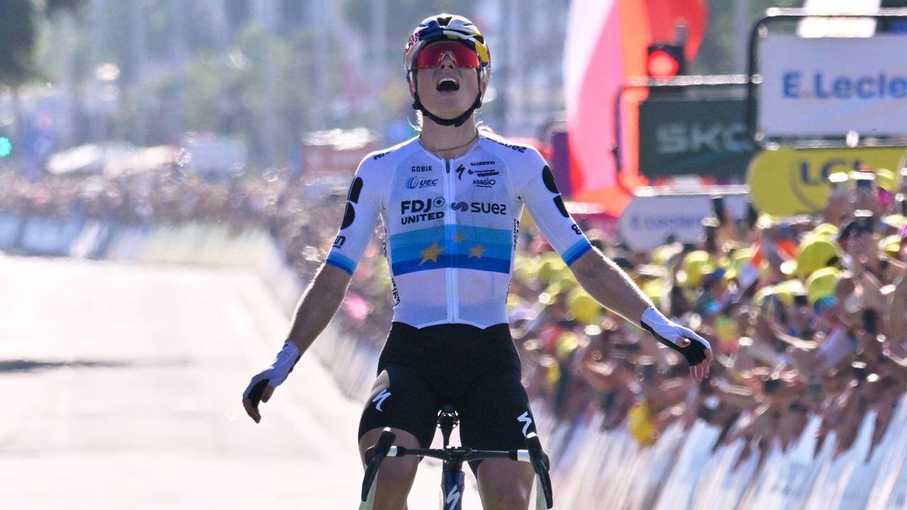 Die Niederländerin Demi Vollering gewinnt die achte Etappe der Tour de France Femmes. Sie sitzt am Ziel auf ihrem Rennrad, lehnt sich zurück und lässt die Arme nach unten fallen.
