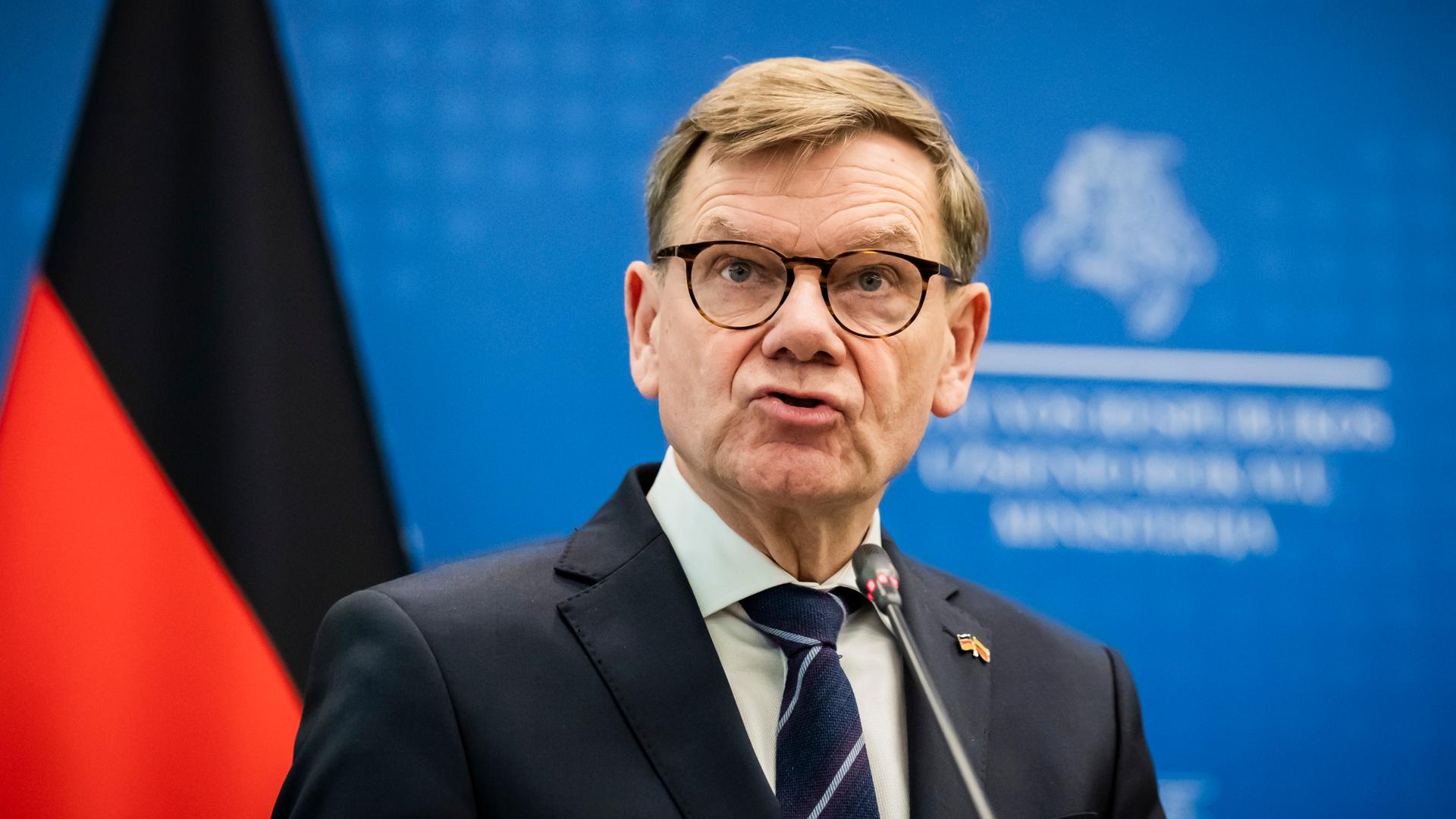 Johann Wadephul (CDU), Außenminister äußert sich bei einer Pressekonferenz im Außenministerium von Litauen.