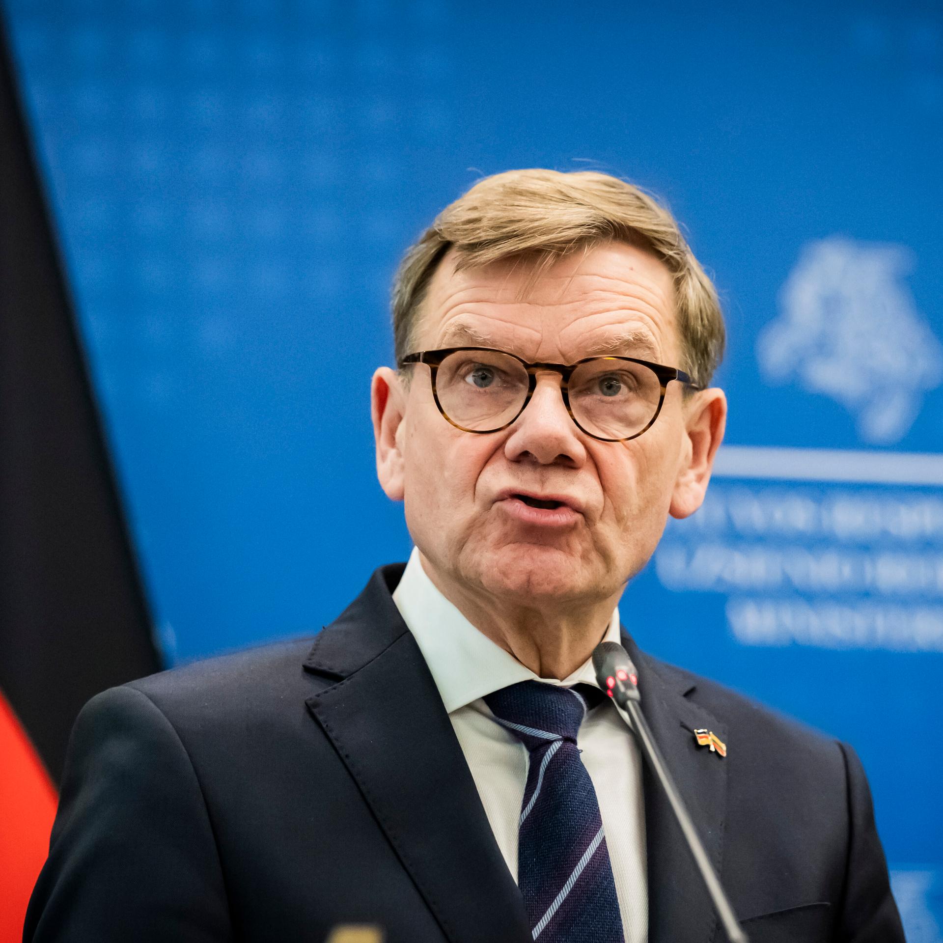 Johann Wadephul (CDU), Außenminister äußert sich bei einer Pressekonferenz im Außenministerium von Litauen.