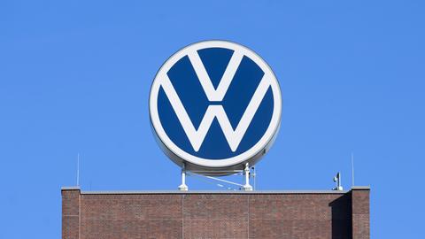 Wolfsburg: Das VW-Logo steht auf dem Markenhochhaus im Volkswagen Stammwerk.