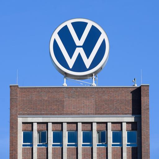 Wolfsburg: Das VW-Logo steht auf dem Markenhochhaus im Volkswagen Stammwerk.