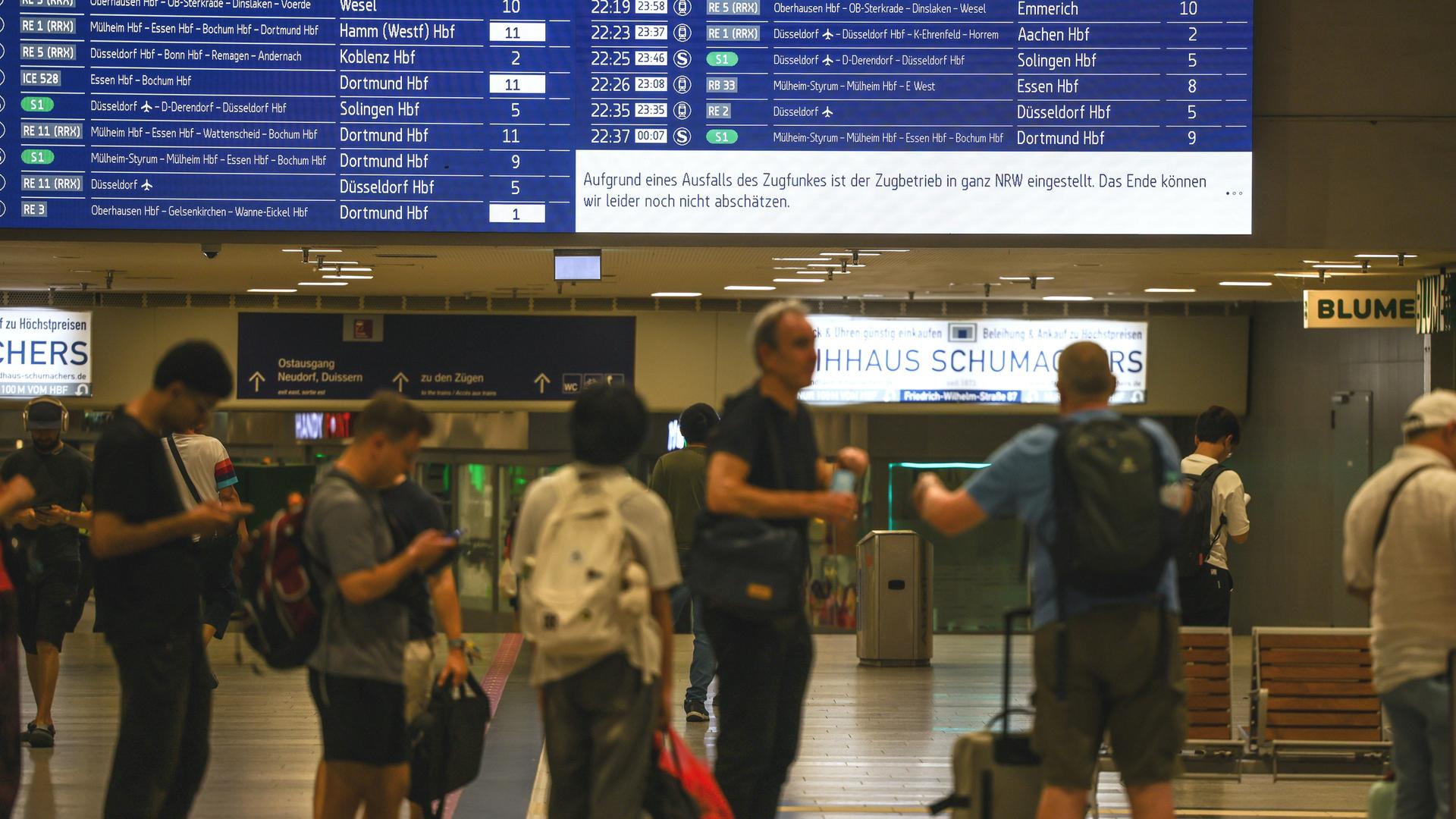 Fahrgäste warten in der Schlange am Bahnhof Duisburg. Der Verkehr der Deutschen Bahn ist wegen einer Funkstörung bundesweit eingestellt. Fahrgäste warten in der Schlange am Bahnhof Duisburg. Der Verkehr der Deutschen Bahn ist wegen einer Funkstörung bundesweit eingestellt.