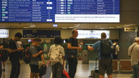 Fahrgäste warten in der Schlange am Bahnhof Duisburg. Der Verkehr der Deutschen Bahn ist wegen einer Funkstörung bundesweit eingestellt.