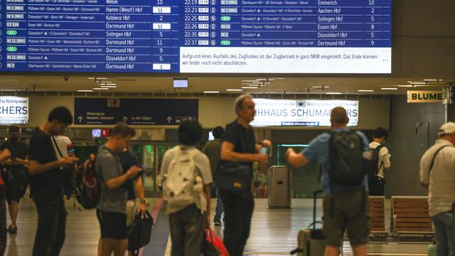 Fahrgäste warten in der Schlange am Bahnhof Duisburg. Der Verkehr der Deutschen Bahn ist wegen einer Funkstörung bundesweit eingestellt.