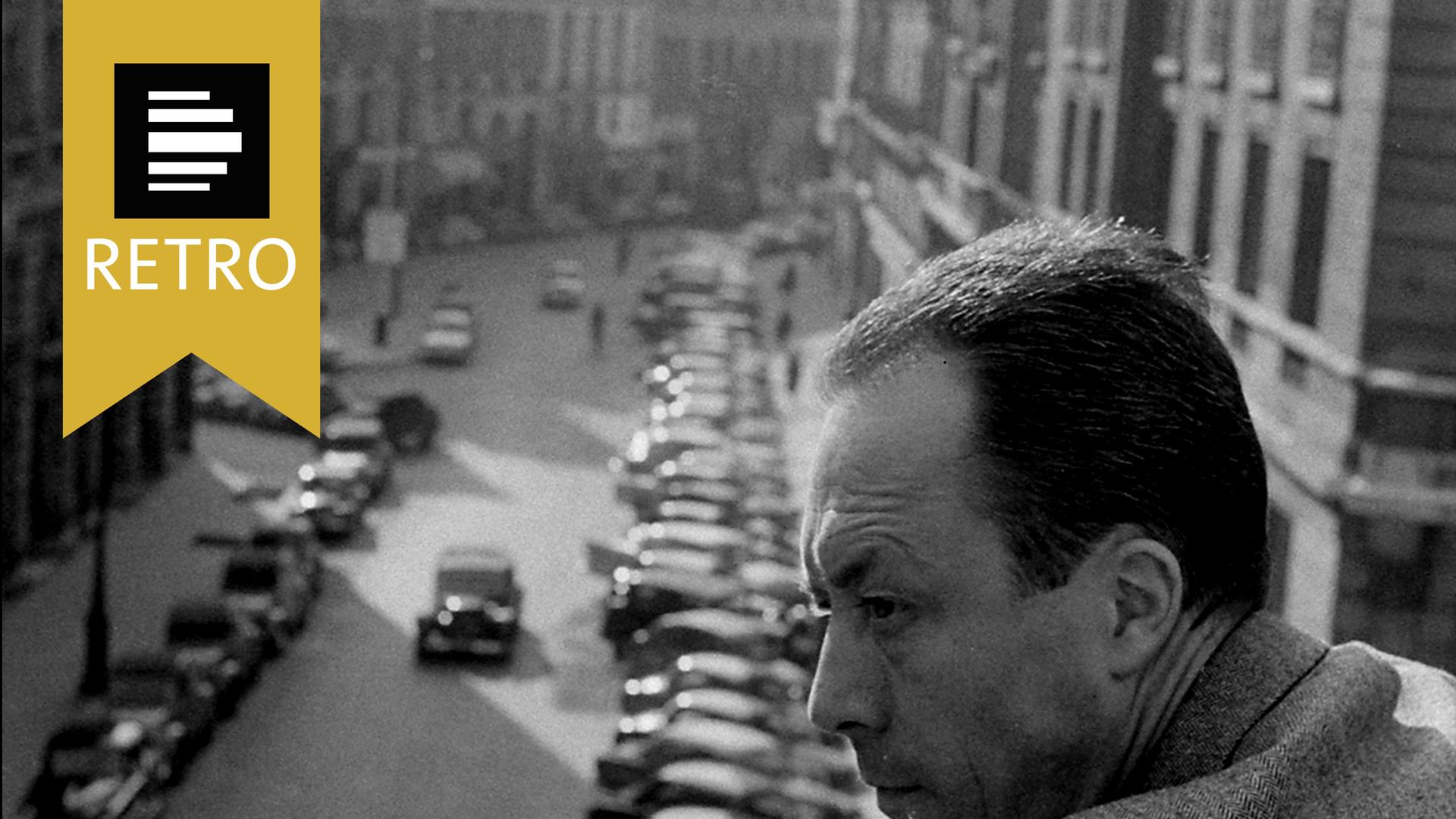 Albert Camus auf einem Balkon in Paris 1957.