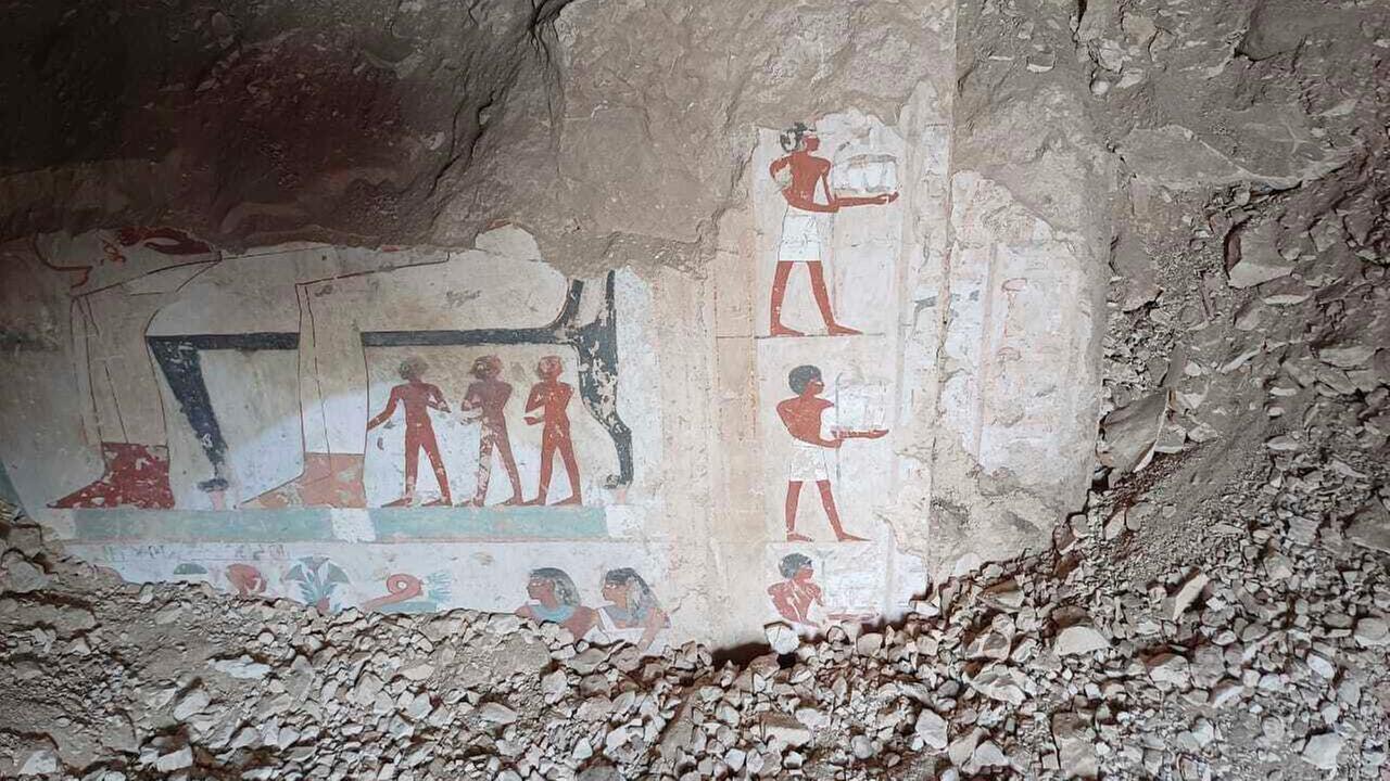Hieroglyphen in drei neuen Gräbern hochrangiger Staatsmänner in der Nekropole Dra' Abu al-Naga im ägyptischen Luxor. Hieroglyphen in drei neuen Gräbern hochrangiger Staatsmänner in der Nekropole Dra' Abu al-Naga im ägyptischen Luxor.