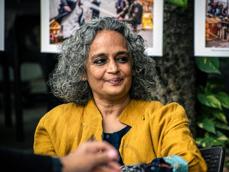 Arundhati Roy am 15. Dezember 2019. Arundhati Roy am 15. Dezember 2019.