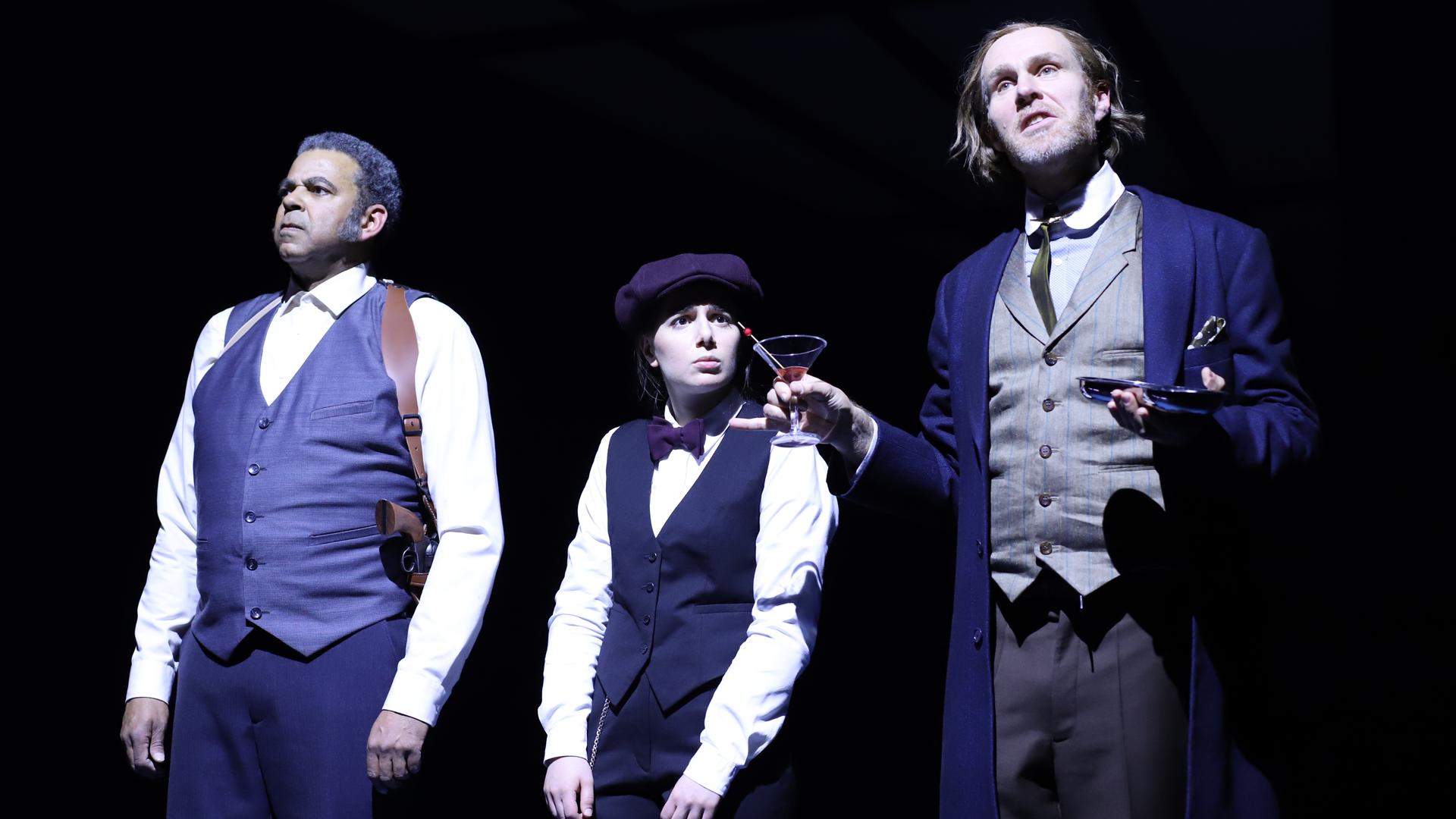 Die Schauspieler Faliou Seck, Aysina Ergün und Niels Bormann in dem Stück "Rabatt" im Berliner Gorki Theater. Die Schauspieler Faliou Seck, Aysina Ergün und Niels Bormann in dem Stück "Rabatt" im Berliner Gorki Theater.