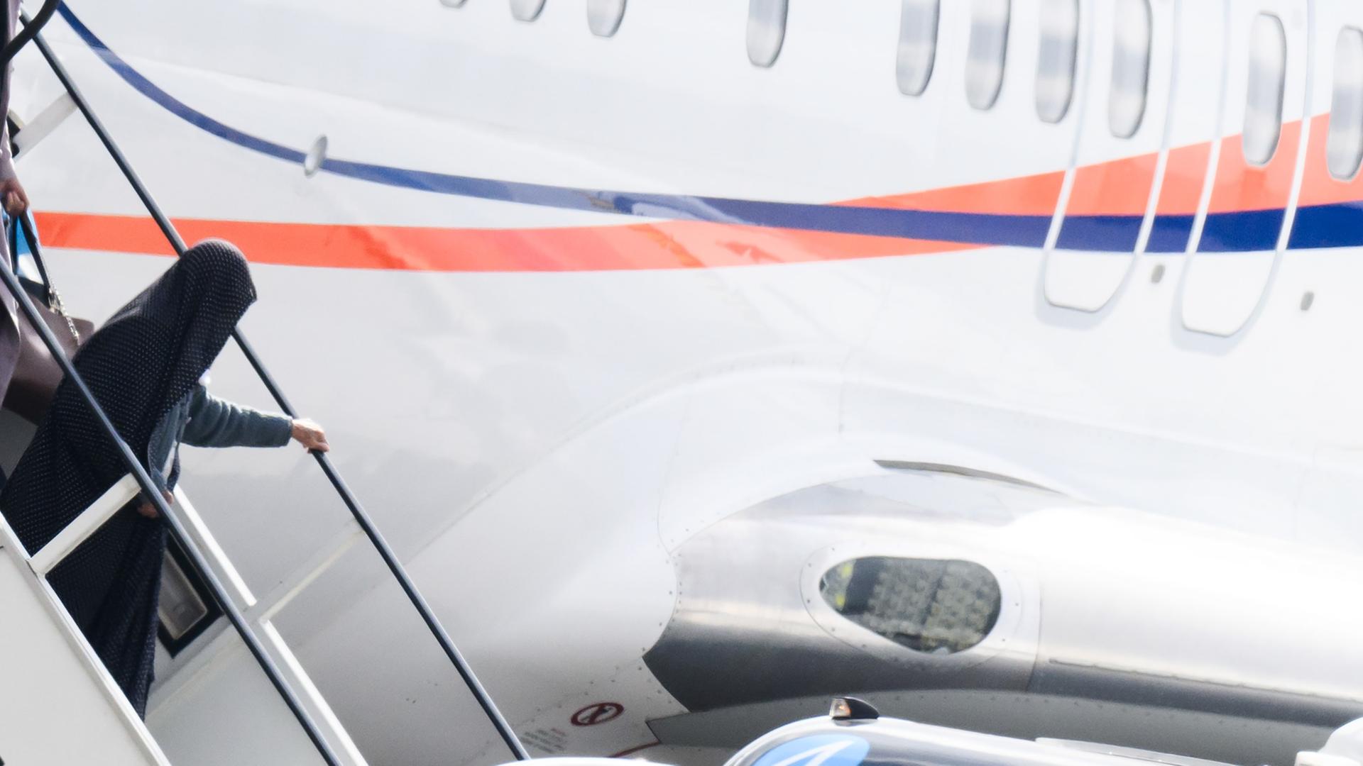 Hannover: Eine Frau steigt aus einem Flugzeug am Flughafen Hannover. Hannover: Eine Frau steigt aus einem Flugzeug am Flughafen Hannover.