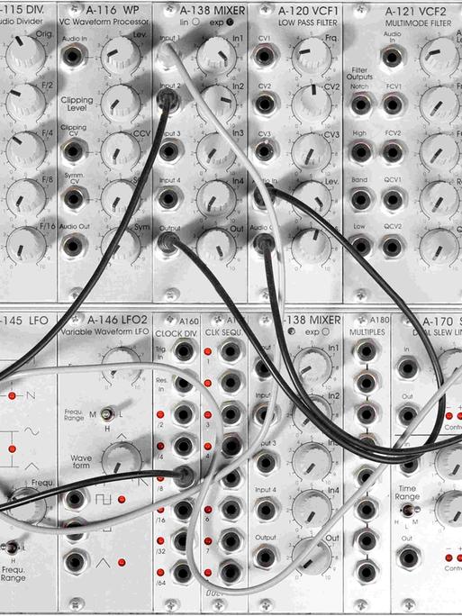 Großer modularer Synthesizer