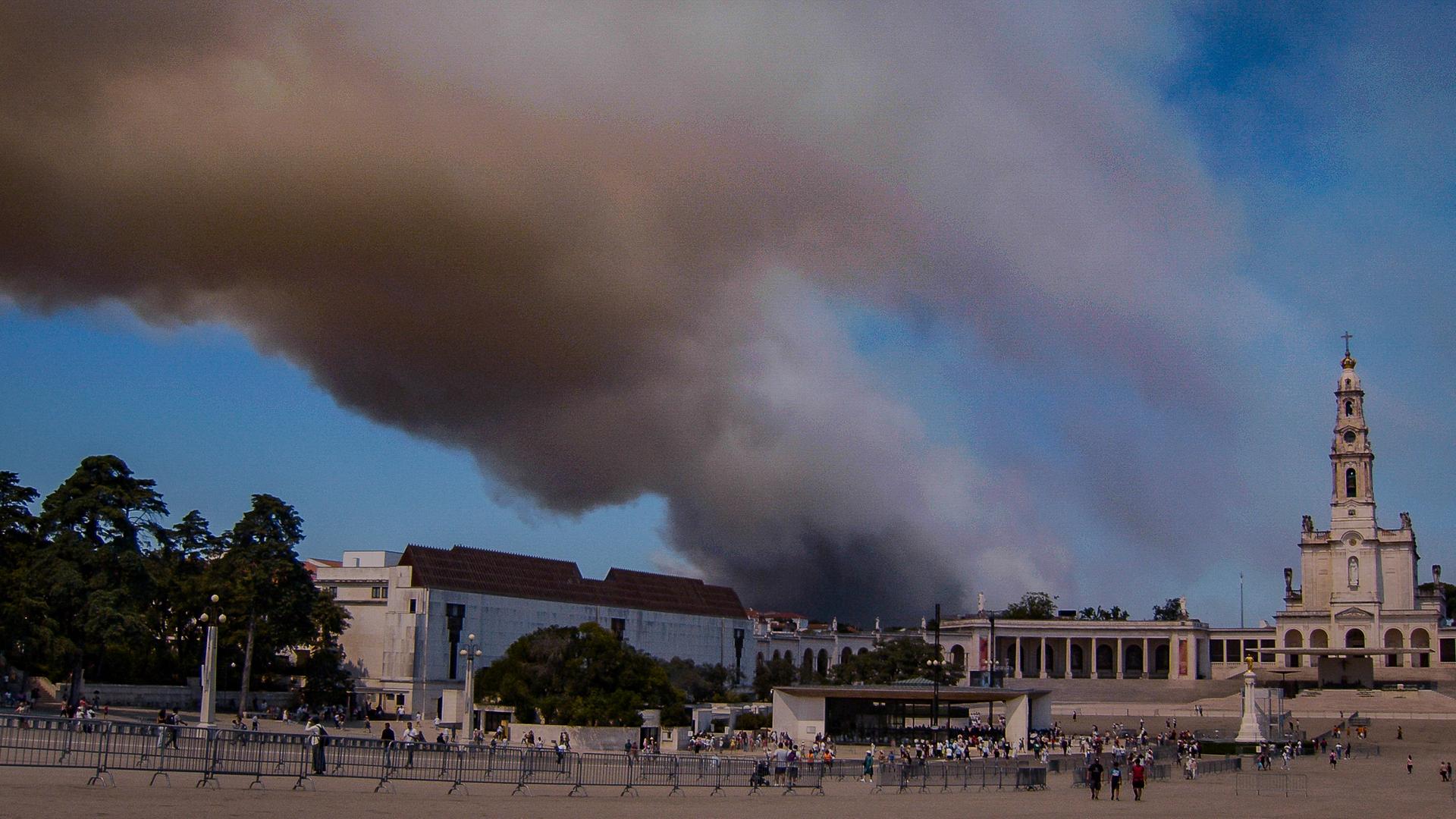 Dichter Rauch ist über dem Heiligtum von Fátima in Portugal zu sehen.