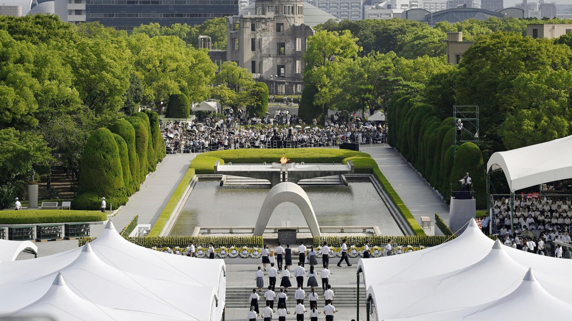 Besucher nehmen an der Zeremonie zum 80. Jahrestag des Bombenabwurfs im Hiroshima Peace Memorial Park teil. Besucher nehmen an der Zeremonie zum 80. Jahrestag des Bombenabwurfs im Hiroshima Peace Memorial Park teil.