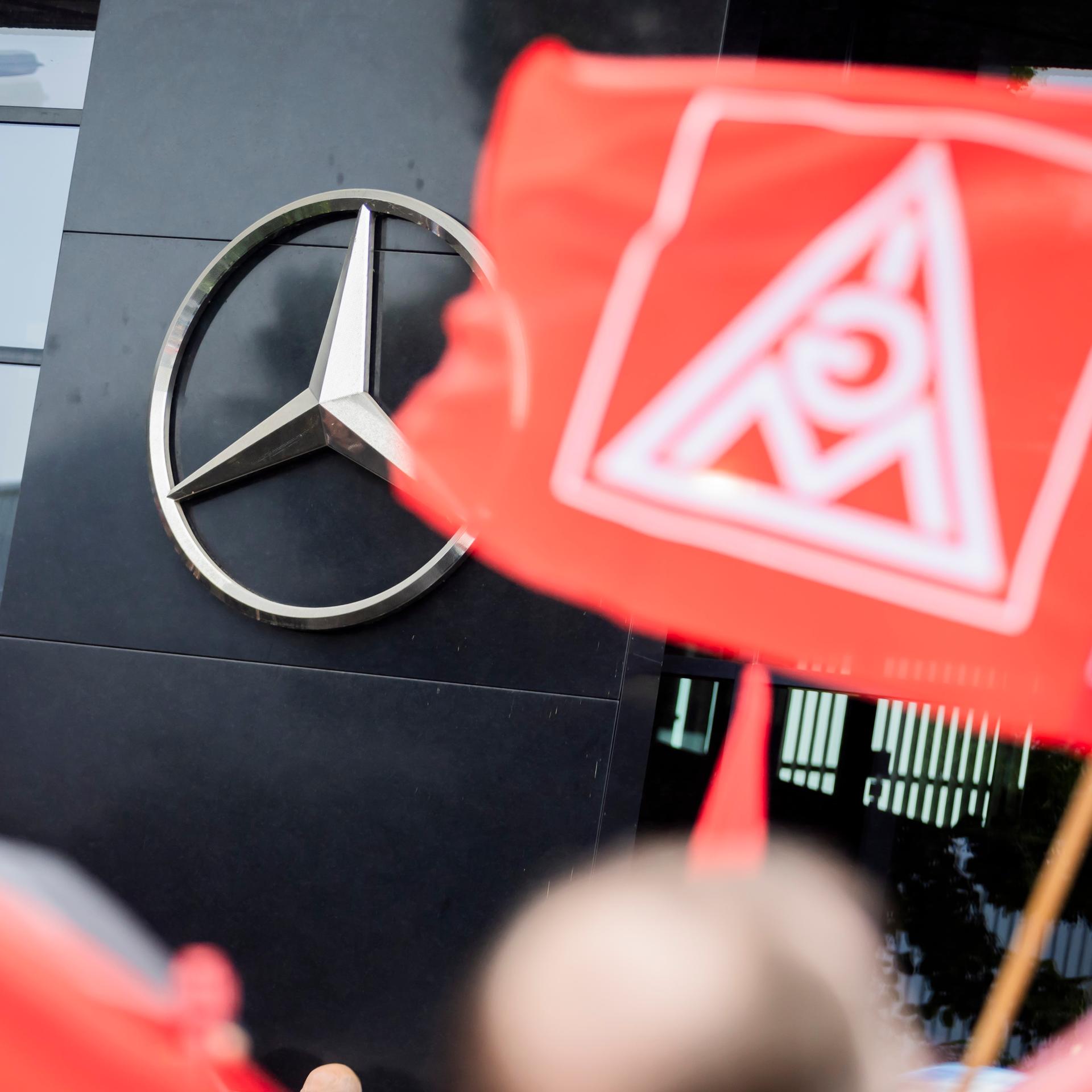 Berlin: Flaggen der IG-Metall sind bei einer Kundgebung im Rahmen eines bundesweiten Aktionstages für die Zukunft der Beschäftigten der Mercedes-Benz Niederlassungen vor dem dem Berliner Mercedes-Benz-Niederlassungscenter zu sehen.