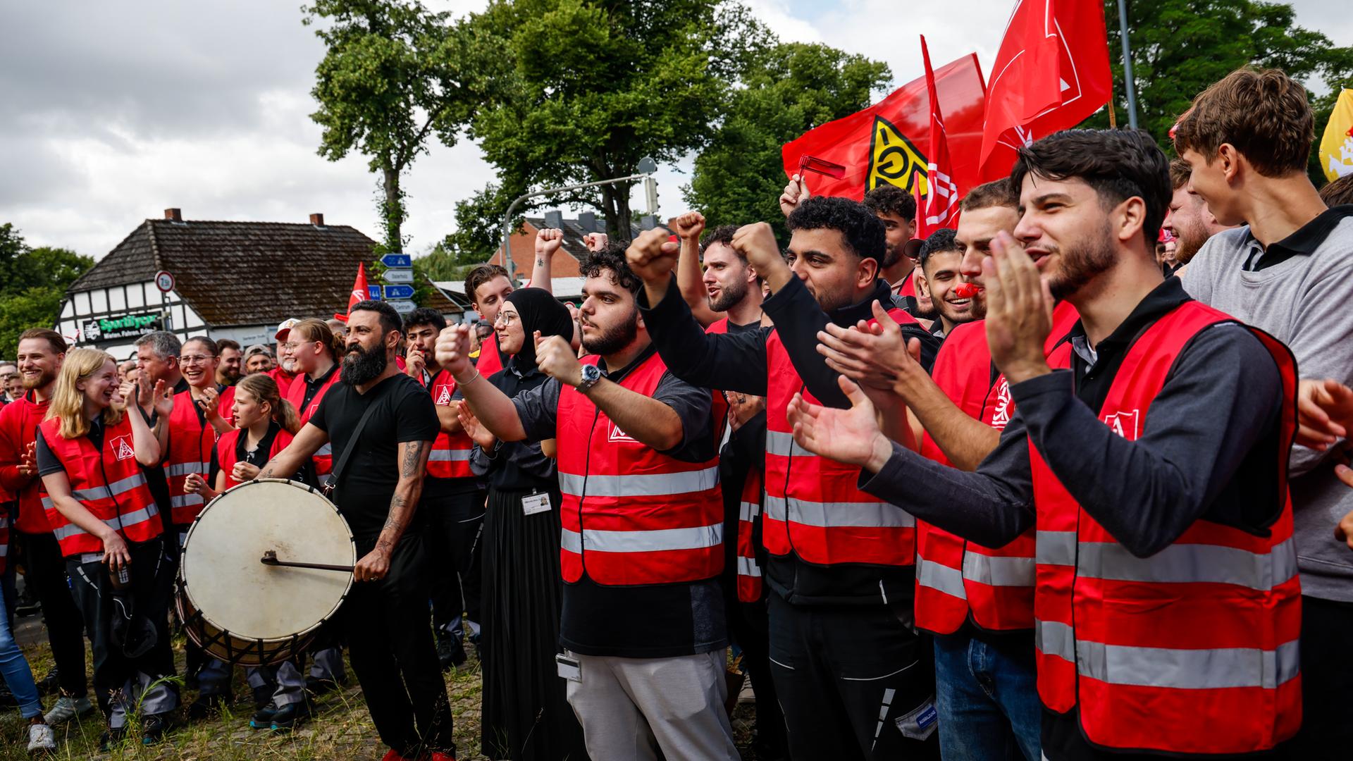 03.07.2026, Bremen: Beschäftigte des Mercedes-Benz Werks Bremen demonstrieren vor dem Betriebsgelände. 03.07.2026, Bremen: Beschäftigte des Mercedes-Benz Werks Bremen demonstrieren vor dem Betriebsgelände.