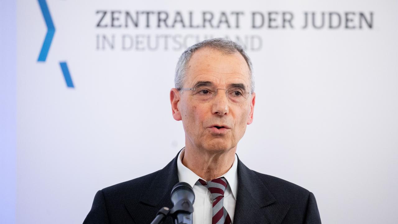 Der Historiker Michael Wolffsohn spricht bei einer Konferenz des Zentralrats der Juden im Jahr 2019 in ein Mikrofon