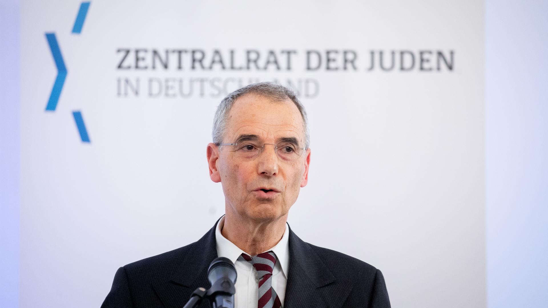Der Historiker Michael Wolffsohn spricht bei einer Konferenz des Zentralrats der Juden im Jahr 2019 in ein Mikrofon