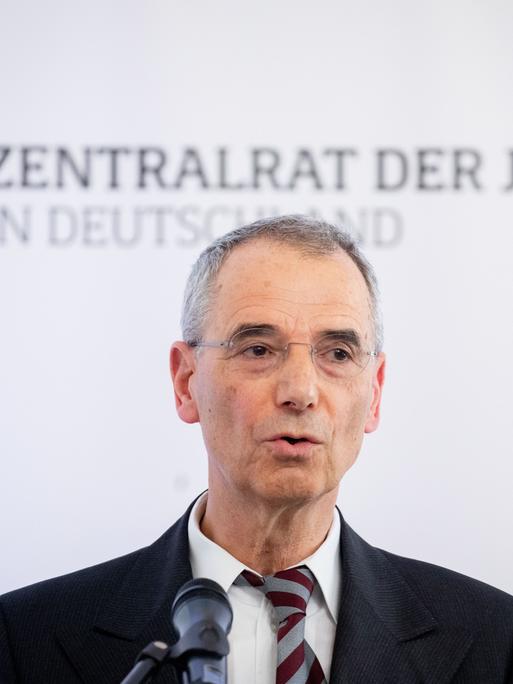 Der Historiker Michael Wolffsohn spricht bei einer Konferenz des Zentralrats der Juden im Jahr 2019 in ein Mikrofon Der Historiker Michael Wolffsohn spricht bei einer Konferenz des Zentralrats der Juden im Jahr 2019 in ein Mikrofon