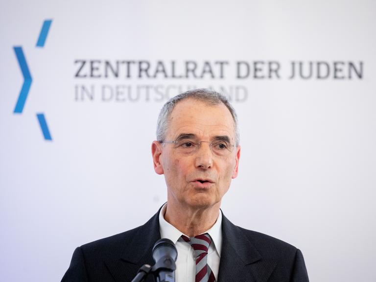 Der Historiker Michael Wolffsohn spricht bei einer Konferenz des Zentralrats der Juden im Jahr 2019 in ein Mikrofon
