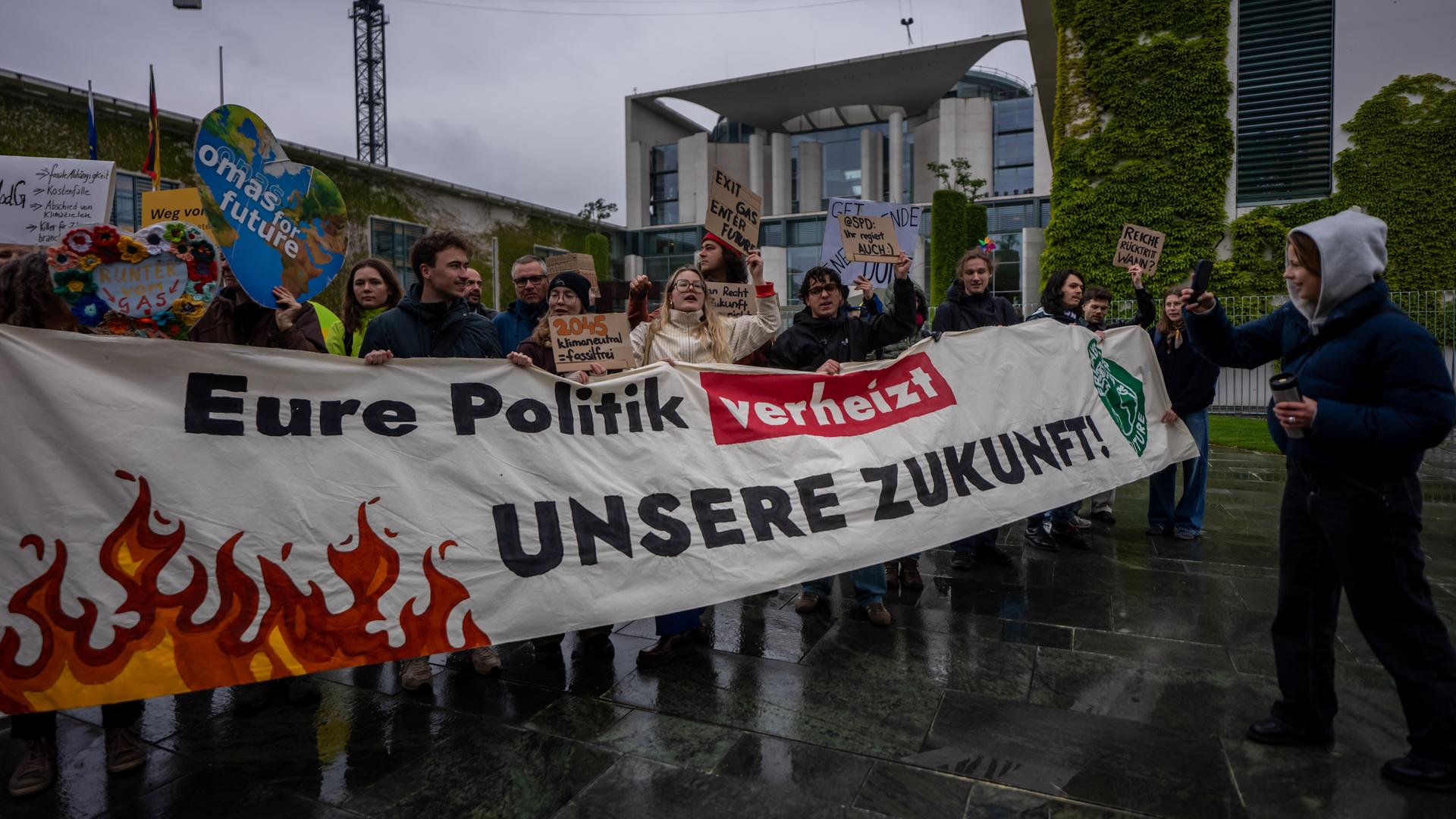 Aktivisten verschiedener Organisationen, unter anderem Luisa Neubauer (r) von Fridays for Future, demonstrieren gegen das geplante Gebäudemodernisierungsgesetz vor dem Bundeskanzleramt.