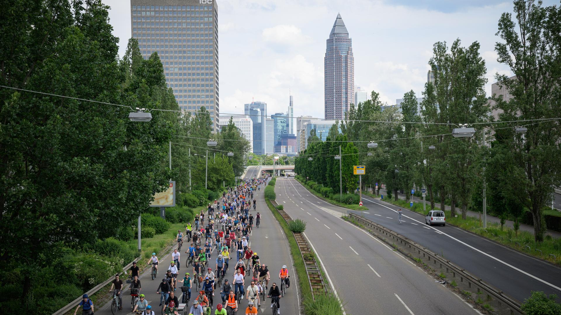 Fahrradfahrer beim Protest auf einer Autobahn in Frankfurt. 