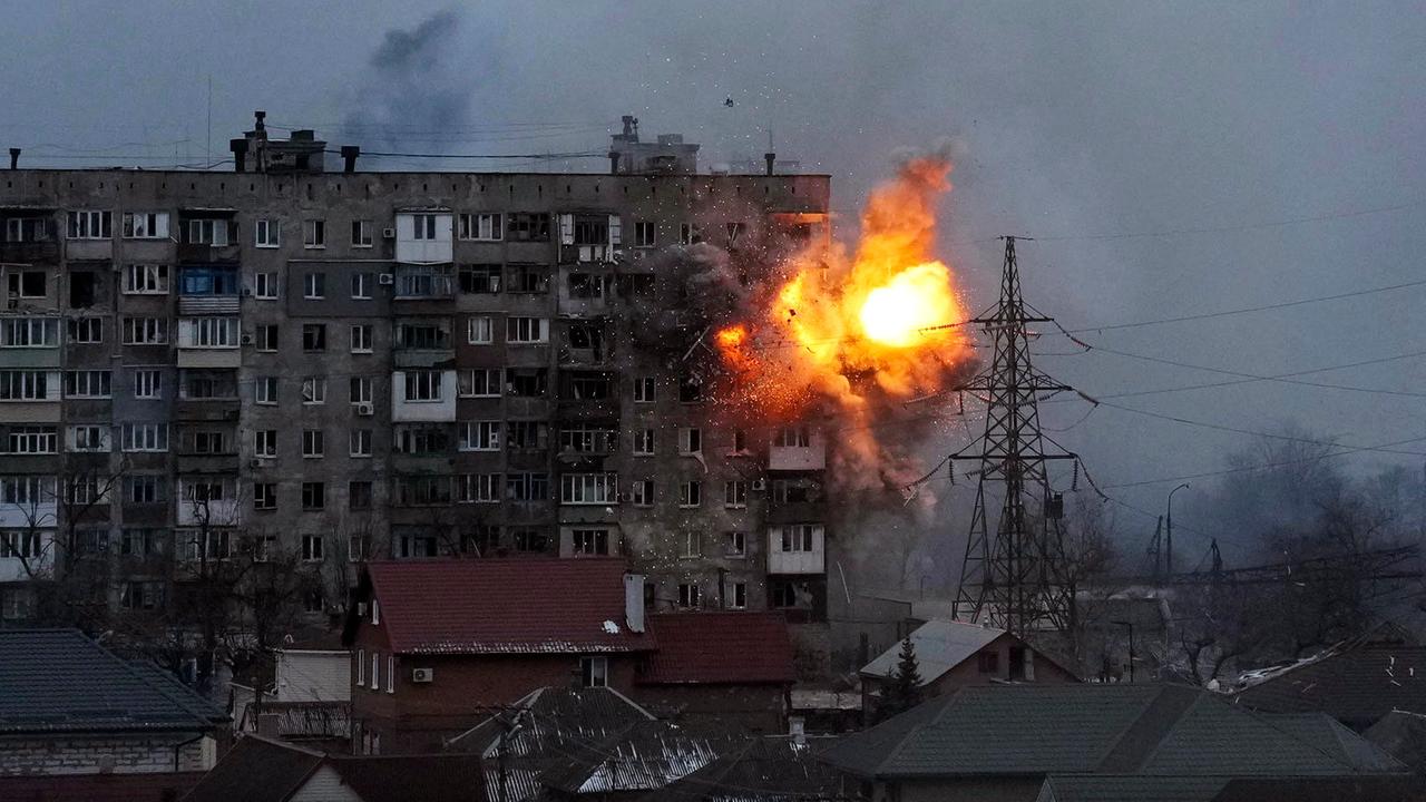 Krieg in der Ukraine: Eine Explosion in einem Wohnhaus in Mariupol, 11. März 2022. 