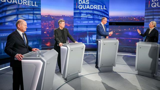 Olaf Scholz, Robert Habeck, Friedrich Merz und Alice Weidel stehen nebeneinander vor Pulten in einer TV-Diskussion.