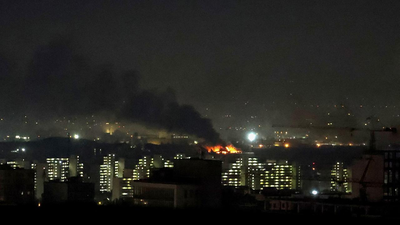 Ein Feuer nahe des internationalen Flughafens Mehrabad in der iranischen Hauptstadt Teheran, Rauch steigt auf.