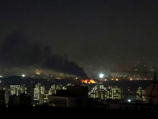 Ein Feuer nahe des internationalen Flughafens Mehrabad in der iranischen Hauptstadt Teheran, Rauch steigt auf.
