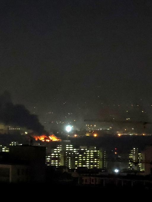 Ein Feuer nahe des internationalen Flughafens Mehrabad in der iranischen Hauptstadt Teheran, Rauch steigt auf.