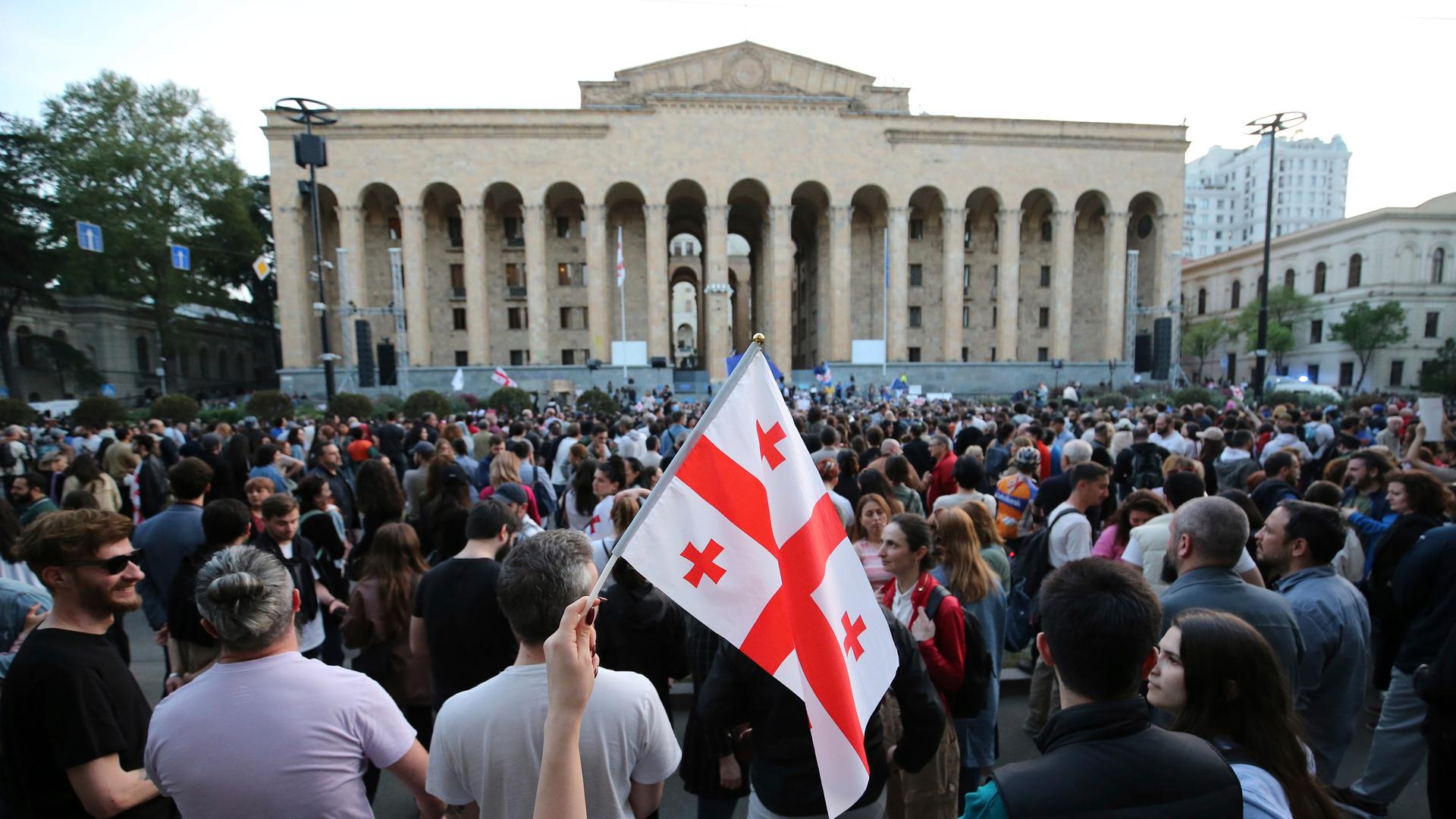 Demonstranten versammeln sich vor dem Parlamentsgebäude in Tiflis.